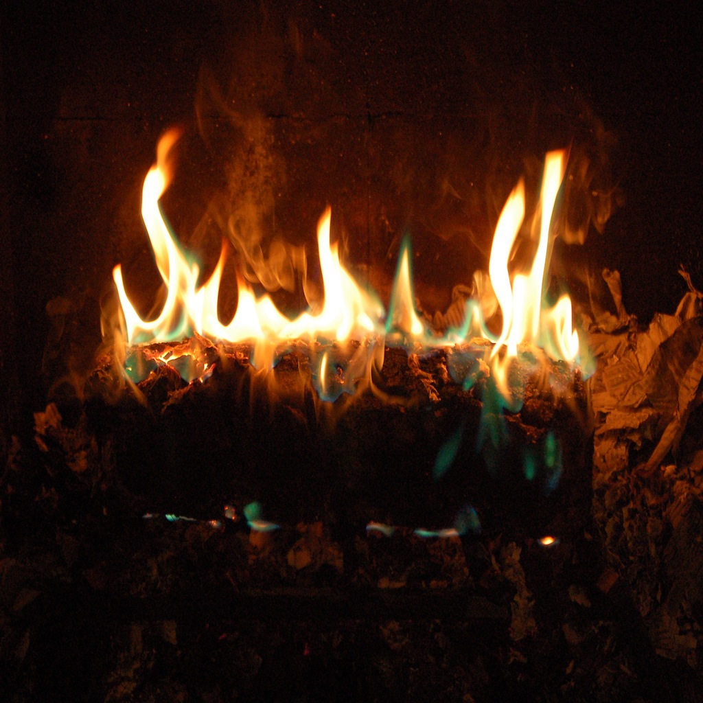 iYuleLog (with soothing crackling fire sound)